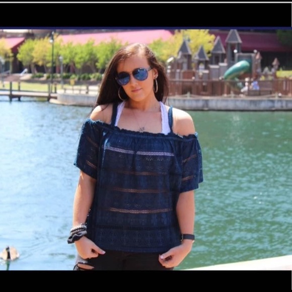 Size Large Top Bundle - Picture 9 of 9